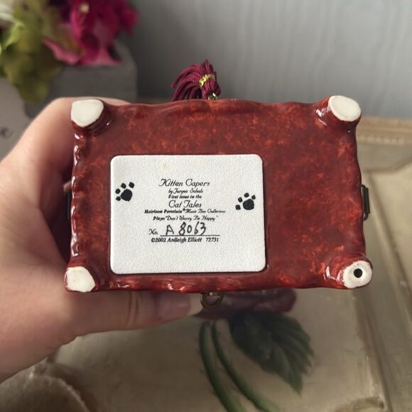 Vintage Kitten Capers Cat Tales Music Box Plays Don’t Worry Be Happy ‘02 Numered - Picture 8 of 11